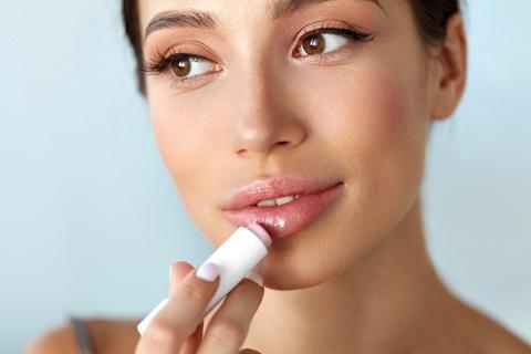 8 فوائد لاستخدام مرطب الشفاه Lip Balm